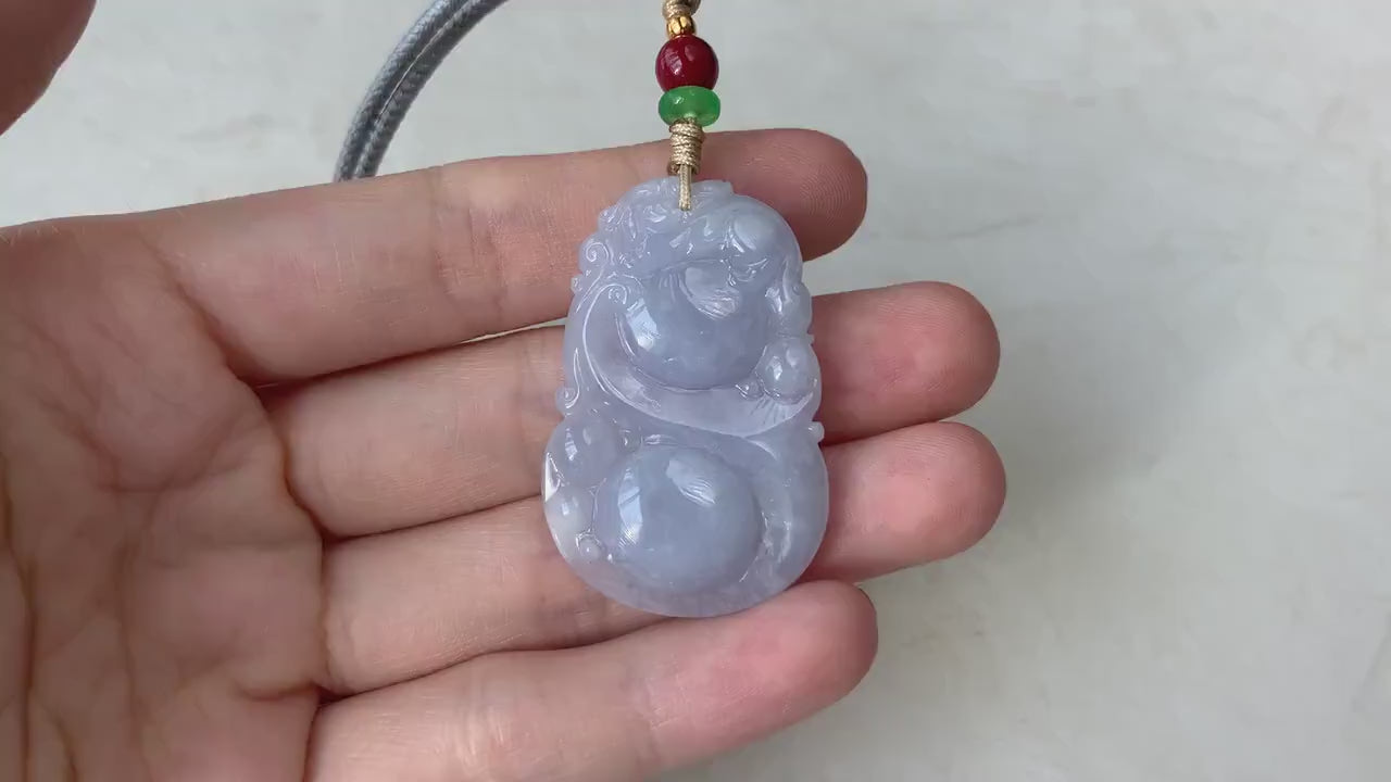 Video of a hand-carved green jade pendant with Ruyi and calabash design, elegant and auspicious.